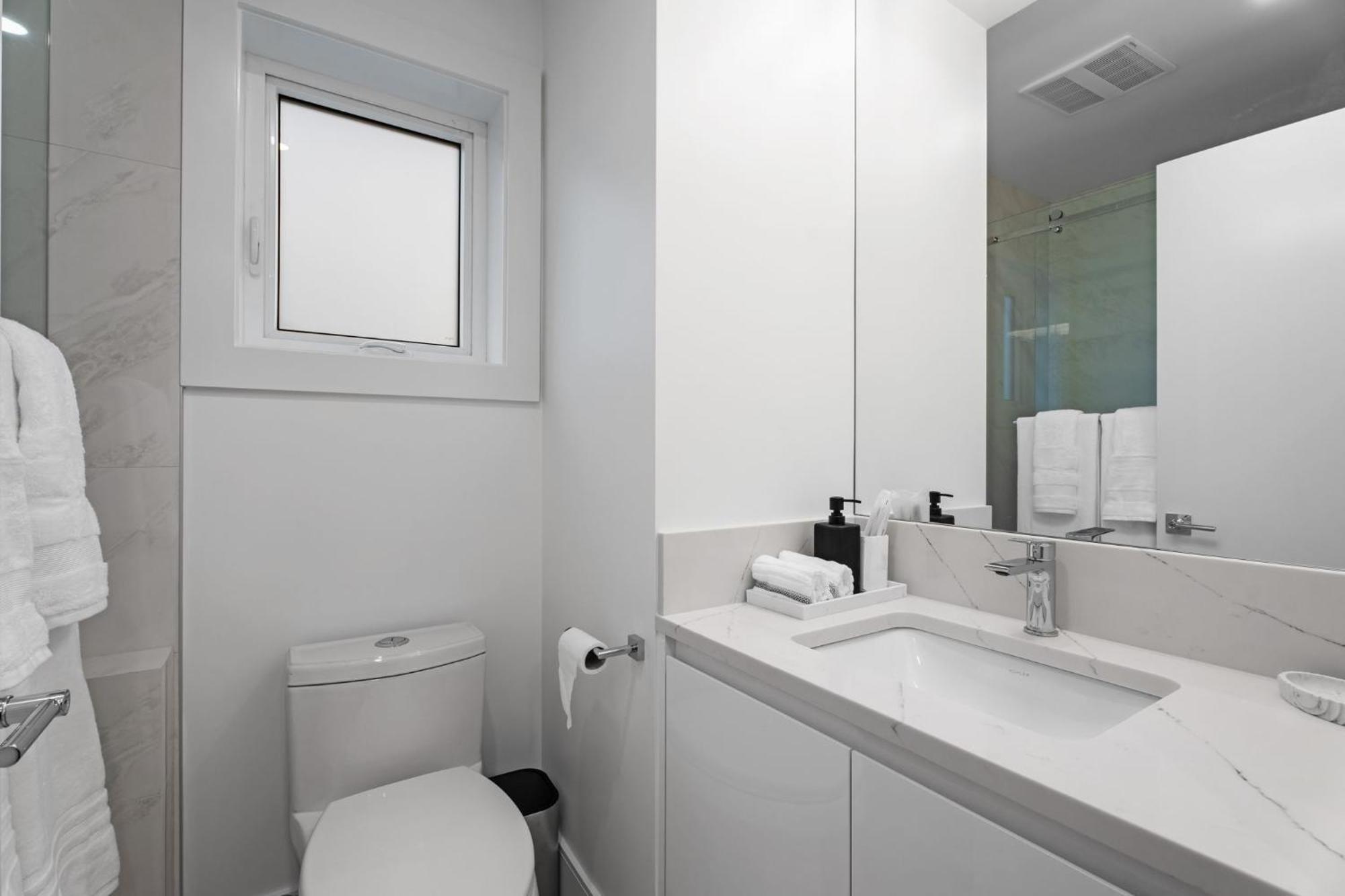 Brand New 2 Bedroom Point Grey Getaway Ванкувер Экстерьер фото